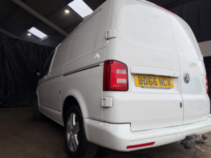 2017 Volkswagen Transporter 2.0 Tdi T30 Bluemotion Tech Startline Fwd Swb Euro 6 (s/s) 5dr in White — image 4