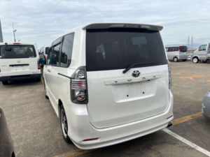 2008 Toyota Voxy 2.0 Z 5dr 8 Seats in White — image 2