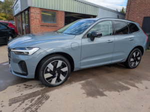 2024 Volvo Xc60 2.0 Plus Dark T6 AWD (350 Hp) in Grey — image 2