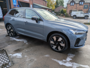 2024 Volvo Xc60 2.0 Plus Dark T6 AWD (350 Hp) in Grey — image 5