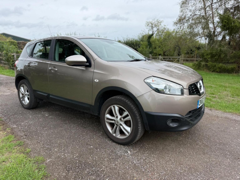 2013 Nissan Qashqai 1.5 Dci Acenta 2WD Euro 5 5dr in Beige — image 1