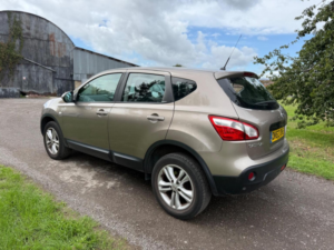 2013 Nissan Qashqai 1.5 Dci Acenta 2WD Euro 5 5dr in Beige — image 3
