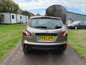2013 Nissan Qashqai 1.5 Dci Acenta 2WD Euro 5 5dr in Beige — image 4