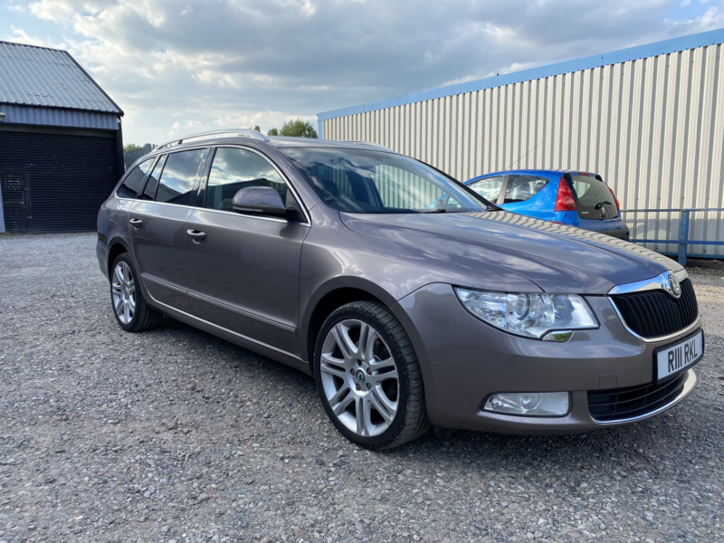 2011 Skoda Superb 2.0 Tdi Elegance DSG Euro 5 5dr in Purple — image 1