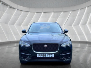 2017 Jaguar F-Pace 2.0 D180 Prestige Auto AWD Euro 6 (s/s) 5dr in Black — image 4