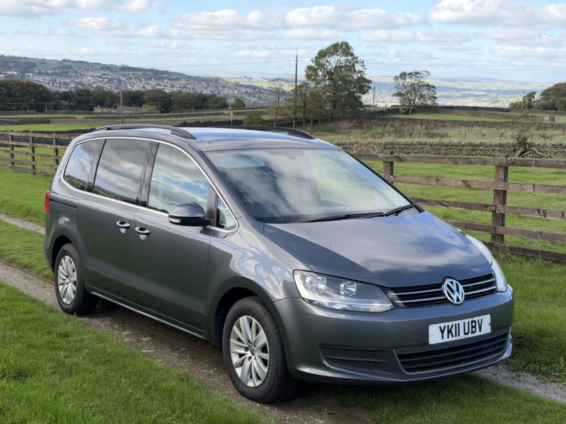 2011 Volkswagen Sharan 2.0 Tdi Bluemotion Tech Se in Grey — image 1