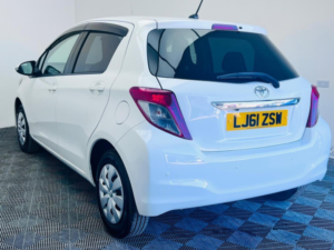2011 Toyota Yaris 1.33 Dual Vvt-I Tr Multidrive S Euro 5 5dr in White — image 3