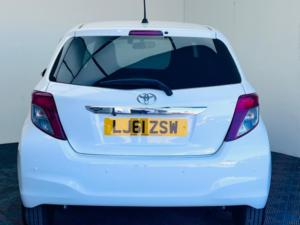 2011 Toyota Yaris 1.33 Dual Vvt-I Tr Multidrive S Euro 5 5dr in White — image 5