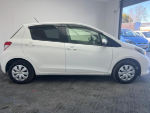 2011 Toyota Yaris 1.33 Dual Vvt-I Tr Multidrive S Euro 5 5dr in White — image 6