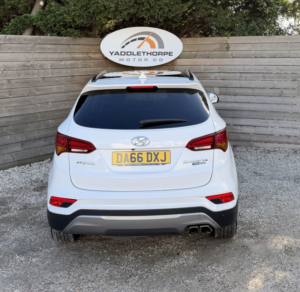 2016 Hyundai Santa Fe 2.2 Santa Fe 7-St 2.2 Wiggins 4WD Bd A/t in White — image 4