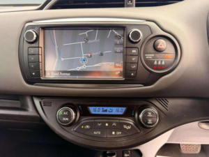 2015 Toyota Yaris 1.5 Vvt-H Icon E-CVT Euro 6 5dr in White — image 5