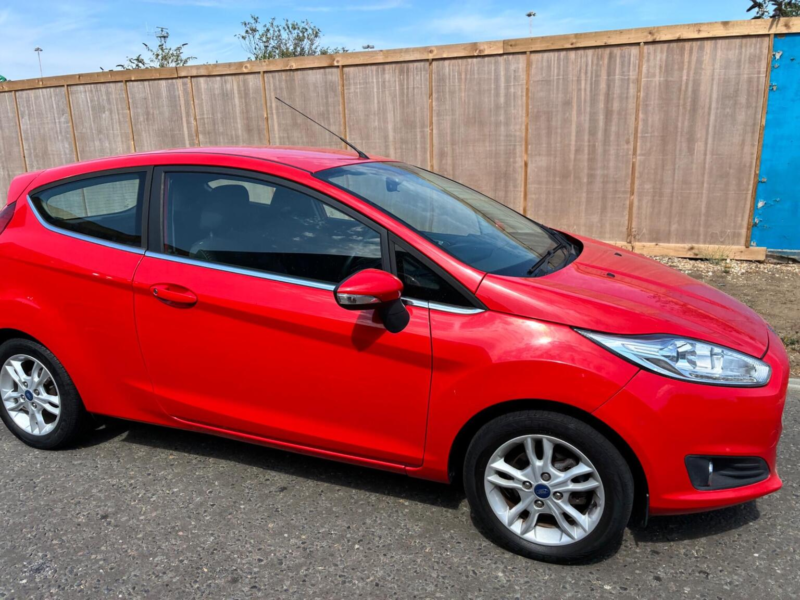 2015 Ford Fiesta 1.25 Zetec Euro 6 3dr in Red — image 1
