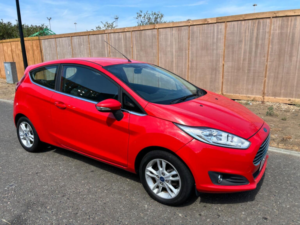 2015 Ford Fiesta 1.25 Zetec Euro 6 3dr in Red — image 5