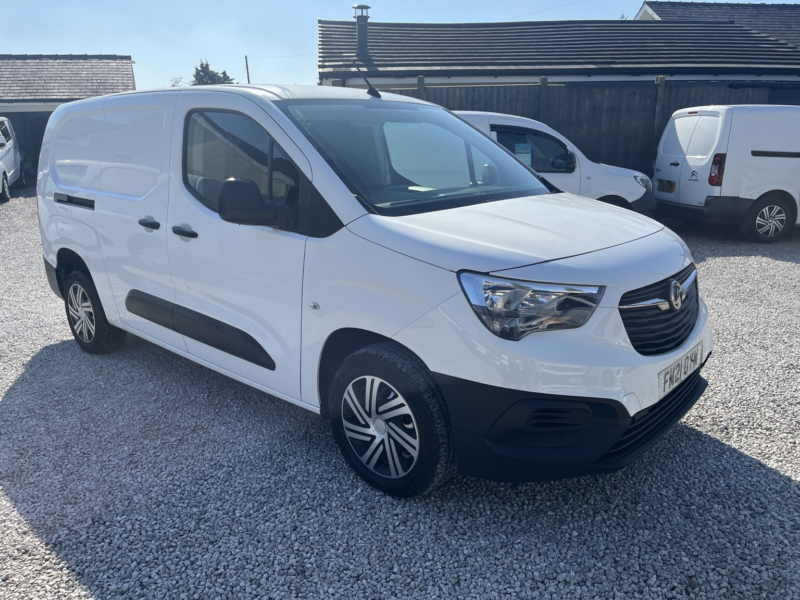 2021 Vauxhall Combo 1.5 Turbo D 2300 Dynamic in White — image 1