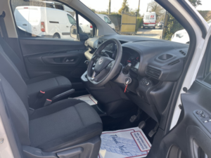 2021 Vauxhall Combo 1.5 Turbo D 2300 Dynamic in White — image 3