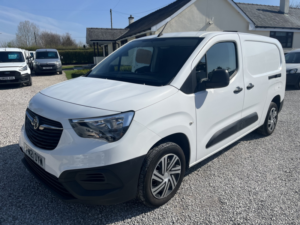 2021 Vauxhall Combo 1.5 Turbo D 2300 Dynamic in White — image 4