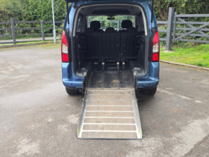 2014 Peugeot Partner Tepee 1.6 Hdi Tepee S MPV 5dr Diesel Egc (s/s) (125 G/km, 92 Bhp) in Blue — image 4