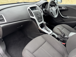 2013 Vauxhall Astra 1.6 16v Sri in White — image 2