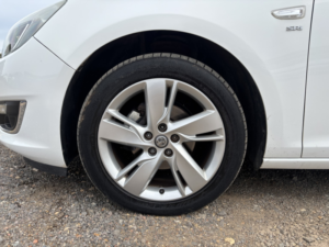 2013 Vauxhall Astra 1.6 16v Sri in White — image 5