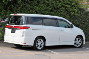 2010 Nissan Elgrand 3.5 Highway Star 5dr 8 Seats in White — image 4