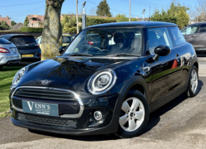 2021 MINI Hatch 1.5 3-Door Hatch Cooper Classic in Black — image 3