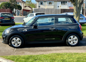 2021 MINI Hatch 1.5 3-Door Hatch Cooper Classic in Black — image 4