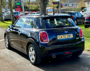2021 MINI Hatch 1.5 3-Door Hatch Cooper Classic in Black — image 5