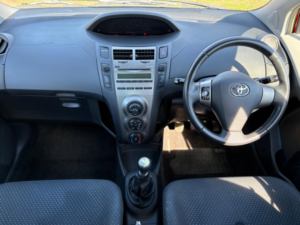 2010 Toyota Yaris 1.33 Dual Vvt-I Tr Euro 4 (s/s) 5dr in Red — image 2