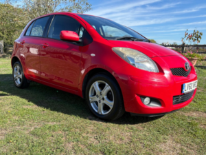 2010 Toyota Yaris 1.33 Dual Vvt-I Tr Euro 4 (s/s) 5dr in Red — image 3