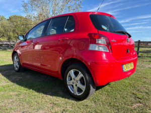 2010 Toyota Yaris 1.33 Dual Vvt-I Tr Euro 4 (s/s) 5dr in Red — image 6