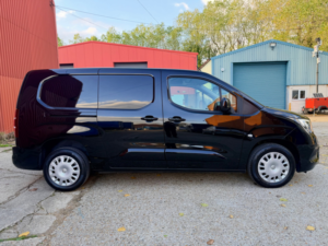 2023 Vauxhall Combo 1.5 Turbo D 2300 Pro Panel Van 6dr Diesel Manual L2 H1 Euro 6 (s/s) (100 Ps) in Black — image 4