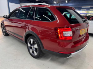 2016 Skoda Octavia 2.0 Tdi Scout DSG 4WD Euro 6 (s/s) 5dr in Red — image 6