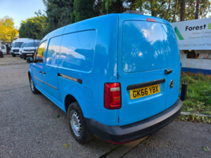 2016 Volkswagen Caddy Maxi 2.0 Tdi C20 Bluemotion Tech Startline Lwb Euro 6 (s/s) 6dr in Blue — image 5