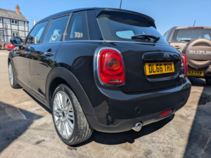 2016 MINI Hatch 1.5 5-Door Hatch Cooper D in Black — image 4