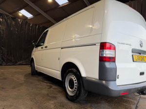 2011 Volkswagen Transporter 2.0 Tdi T28 L1 H1 4dr in White — image 4