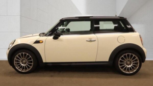 2009 MINI Hatch 1.6 Cooper D Euro 4 3dr in White — image 6