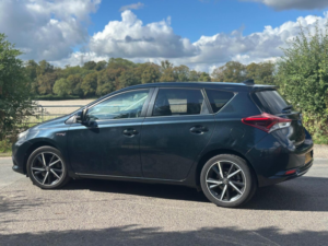 2017 Toyota Auris 1.8 Vvt-H Design CVT Euro 6 (s/s) 5dr (safety Sense) in Grey — image 5