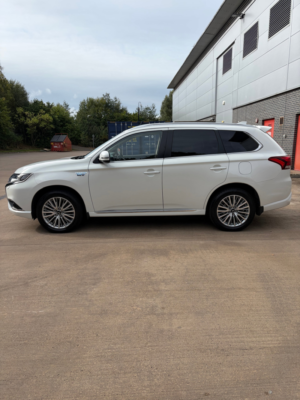 2019 Mitsubishi Outlander 2.4h Twinmotor 13.8kwh Juro SUV 5dr Petrol Plug-In Hybrid CVT 4WD Euro 6 (s/s) (209 Ps) in White — image 2
