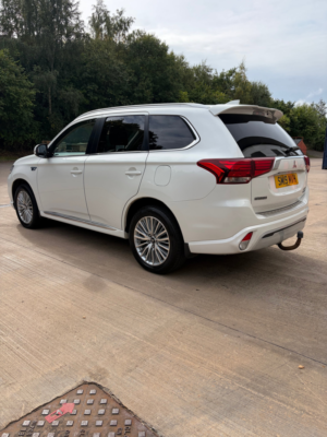 2019 Mitsubishi Outlander 2.4h Twinmotor 13.8kwh Juro SUV 5dr Petrol Plug-In Hybrid CVT 4WD Euro 6 (s/s) (209 Ps) in White — image 3