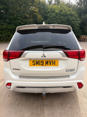 2019 Mitsubishi Outlander 2.4h Twinmotor 13.8kwh Juro SUV 5dr Petrol Plug-In Hybrid CVT 4WD Euro 6 (s/s) (209 Ps) in White — image 4