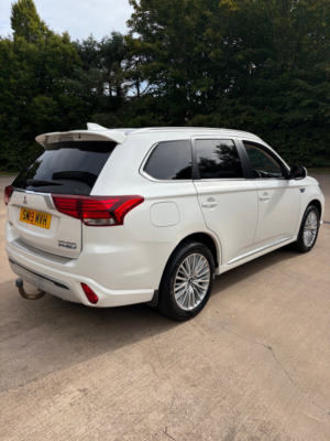 2019 Mitsubishi Outlander 2.4h Twinmotor 13.8kwh Juro SUV 5dr Petrol Plug-In Hybrid CVT 4WD Euro 6 (s/s) (209 Ps) in White — image 5