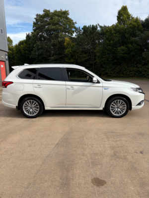 2019 Mitsubishi Outlander 2.4h Twinmotor 13.8kwh Juro SUV 5dr Petrol Plug-In Hybrid CVT 4WD Euro 6 (s/s) (209 Ps) in White — image 6