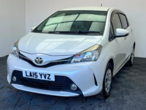 2015 Toyota Yaris 1.33 Dual Vvt-I Icon Multidrive S Euro 5 5dr in White — image 3