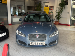 2013 Jaguar Xf 3.0 D V6 Premium Luxury in Grey — image 3