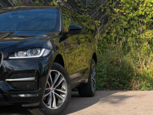2017 Jaguar F-Pace 2.0 D180 R-Sport Auto AWD Euro 6 (s/s) 5dr in Black — image 4