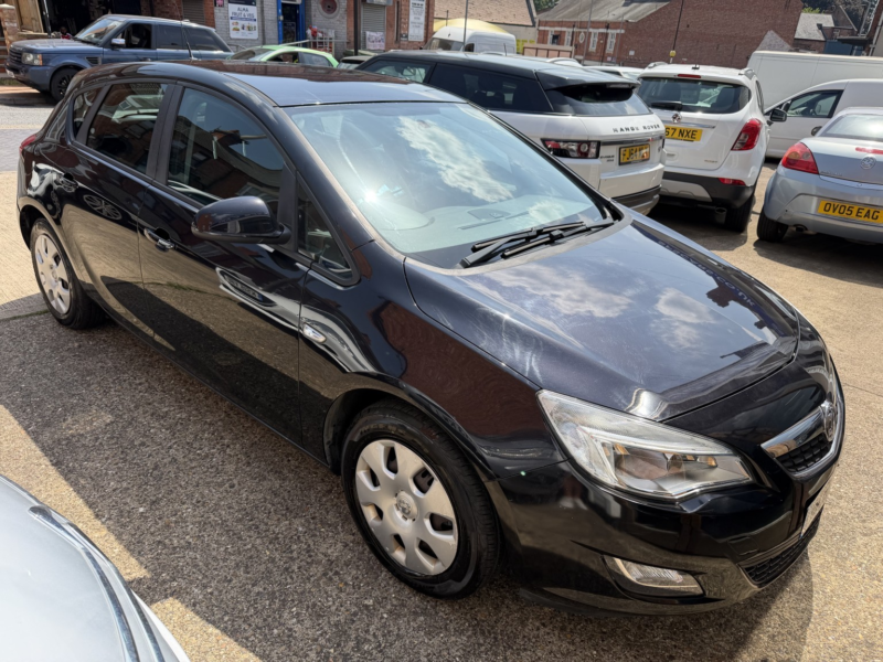 2010 Vauxhall Astra 1.6 16v Exclusiv in Black — image 1