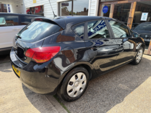 2010 Vauxhall Astra 1.6 16v Exclusiv in Black — image 3