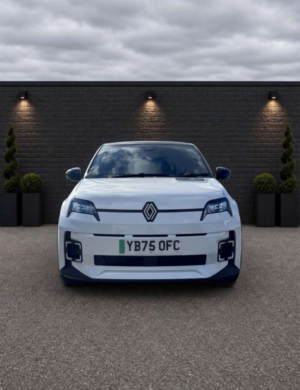 2026 Renault 5 5 Techno E-Tech Ev 5dr in White And Black — image 3