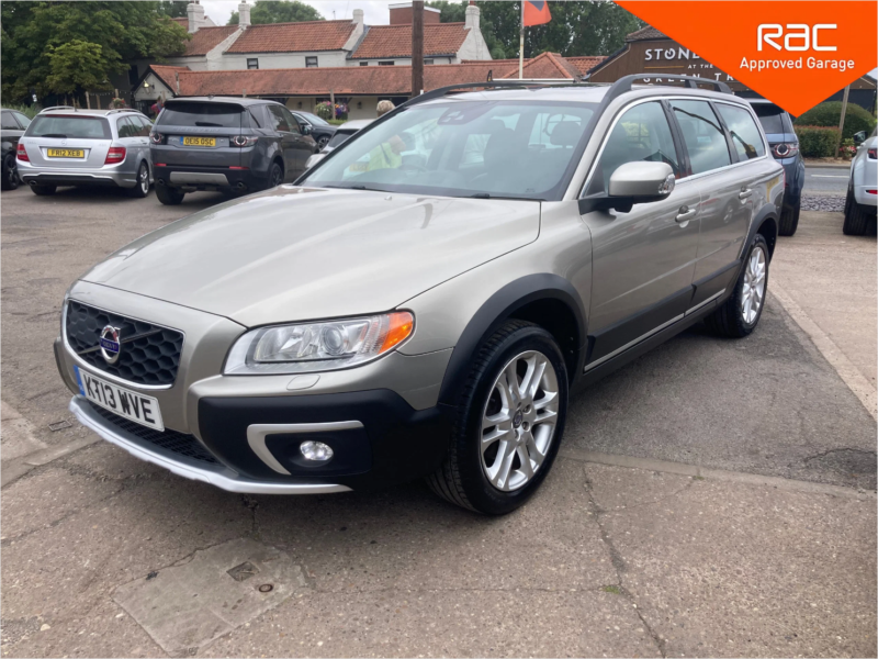 2013 Volvo Xc70 2.4 D5 Se Lux Estate 5dr Diesel Geartronic AWD Euro 5 (215 Ps) in Gold — image 1
