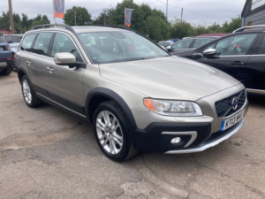 2013 Volvo Xc70 2.4 D5 Se Lux Estate 5dr Diesel Geartronic AWD Euro 5 (215 Ps) in Gold — image 3